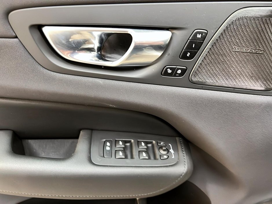 Volvo XC60 B6 PLUS CUIR TOIT PANO NAV 4RM 2023-23