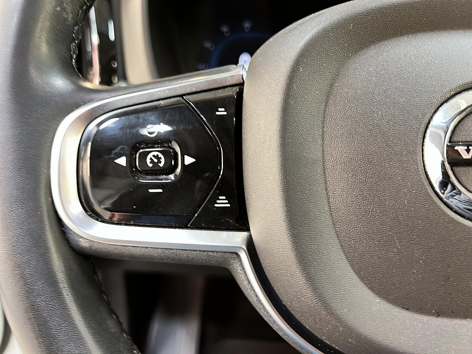 Volvo XC60 B6 PLUS DARK CUIR TOIT PANO NAV 4RM 2023-22