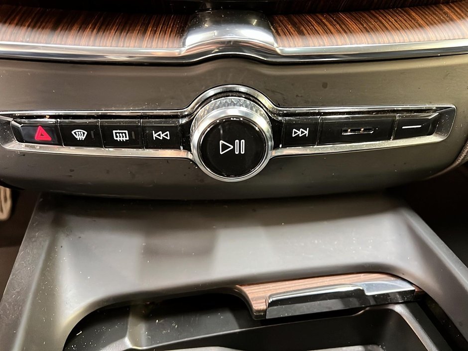 Volvo XC60 B6 PLUS DARK CUIR TOIT PANO NAV 4RM 2023-16