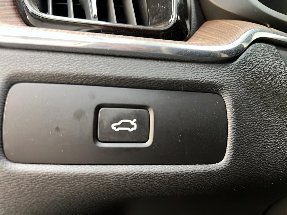 Volvo XC60 B6 PLUS DARK CUIR TOIT PANO NAV 4RM 2023-23