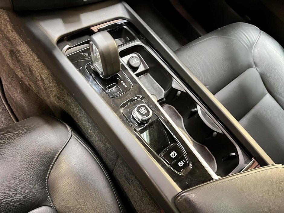 Volvo XC60 B6 PLUS DARK CUIR TOIT PANO NAV 4RM 2023-15