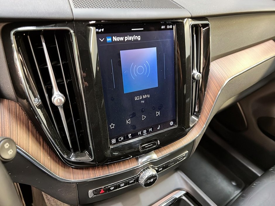 Volvo XC60 B6 PLUS DARK CUIR TOIT PANO NAV 4RM 2023-17