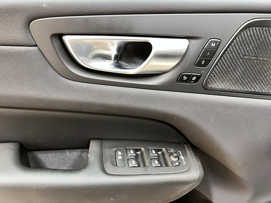 Volvo XC60 B6 PLUS DARK CUIR TOIT PANO NAV 4RM 2023-24