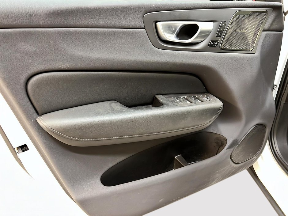 Volvo XC60 B6 PLUS DARK CUIR TOIT PANO NAV 4RM 2023-25