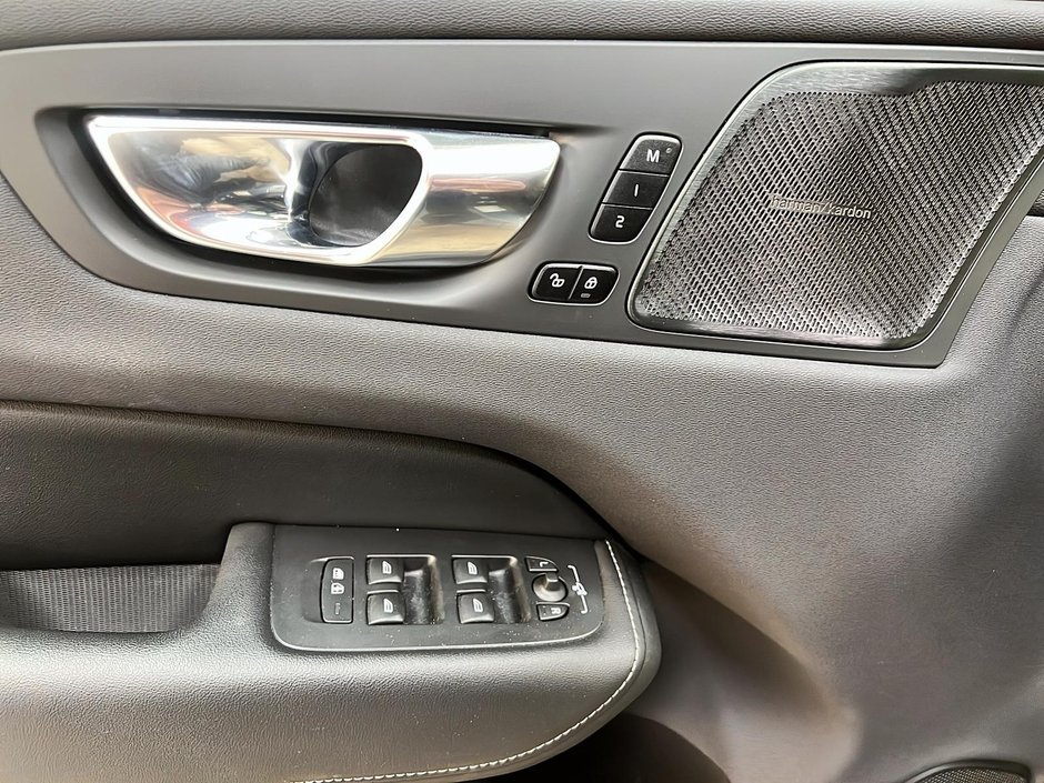 Volvo XC60 B6 ULTIMATE CUIR TOIT PANO NAV 4RM 2023-24