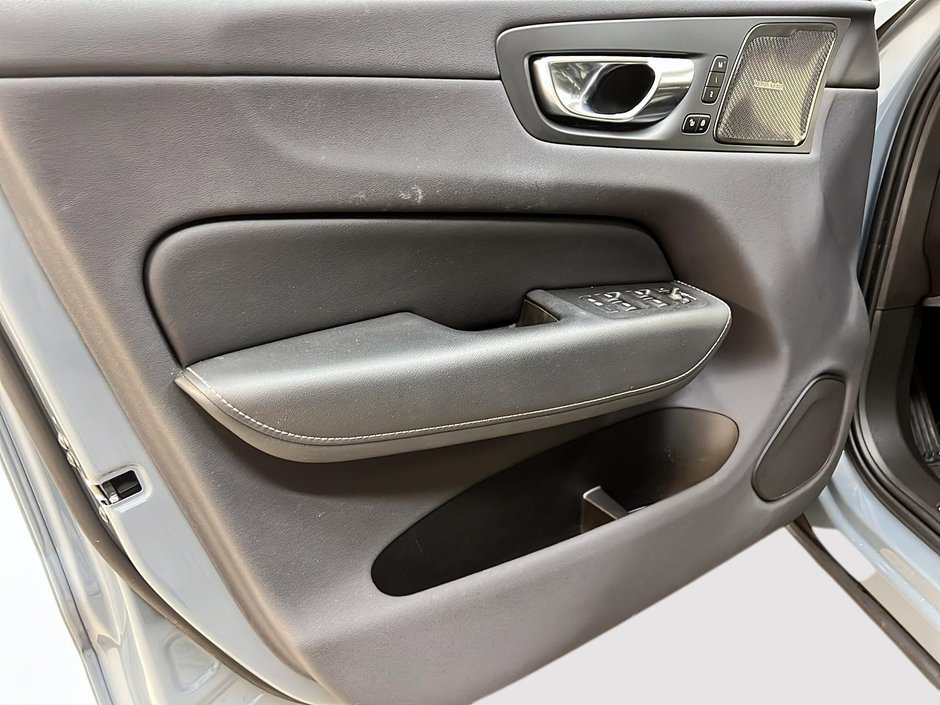 Volvo XC60 B6 ULTIMATE CUIR TOIT PANO NAV 4RM 2023-25