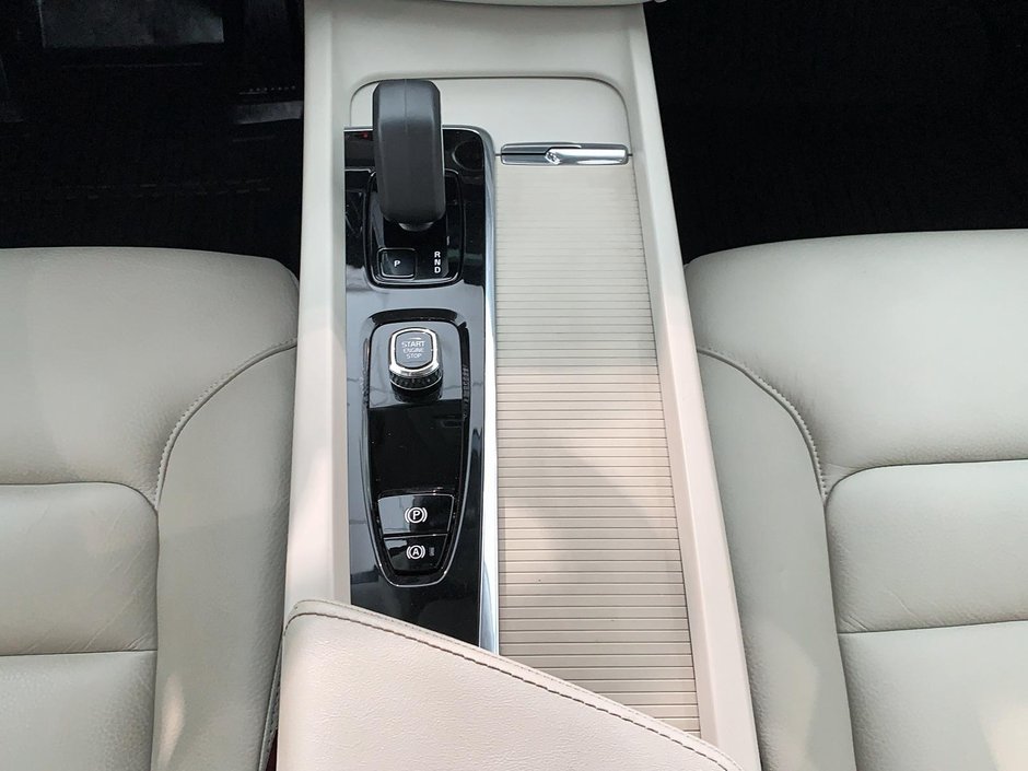 Volvo XC60 B6 CORE CUIR TOIT PANO NAV 4RM 2023-12