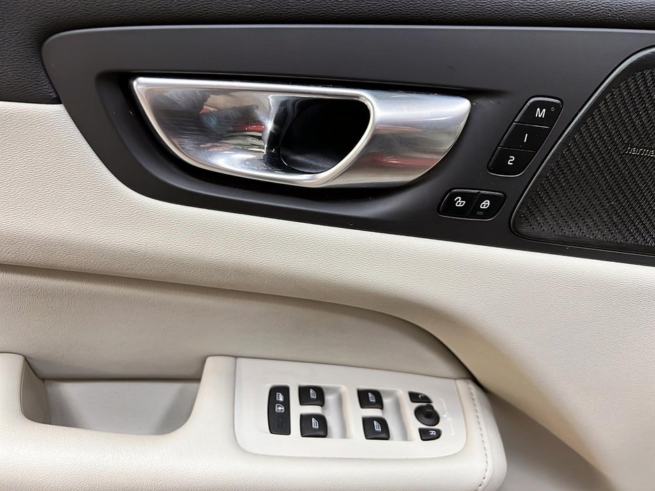 2023 Volvo XC60 B6 PLUS CUIR TOIT NAV 4RM-24