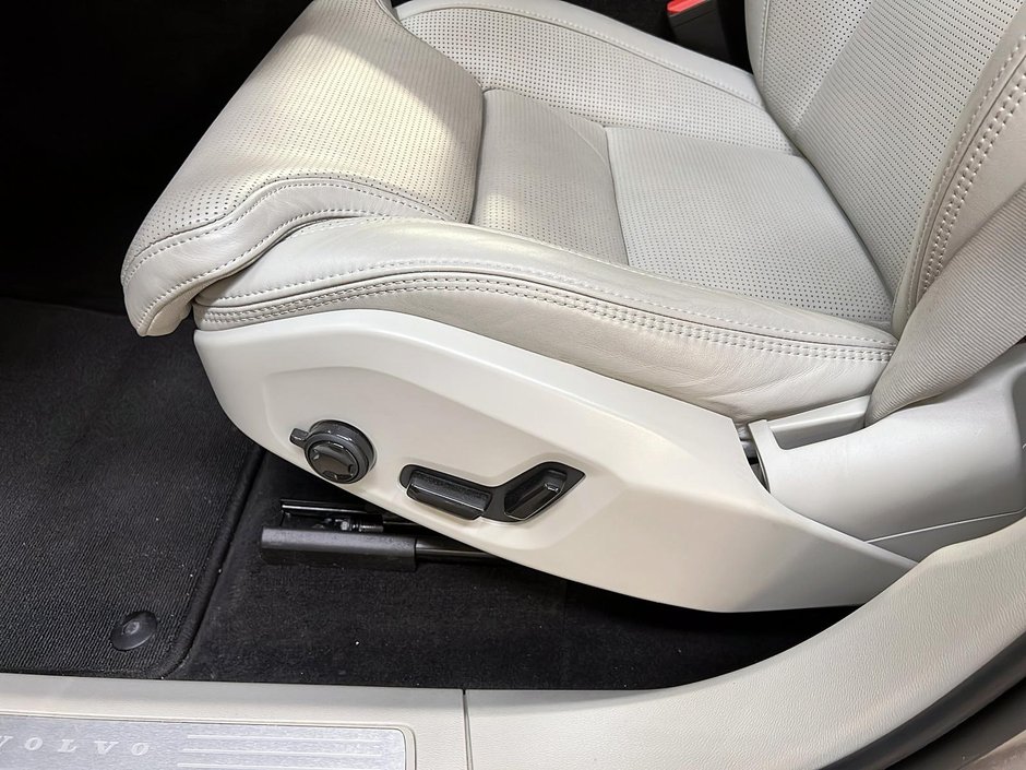 Volvo XC60 ULTIMATE B6 CUIR TOIT PANO NAV 4RM 2023-25