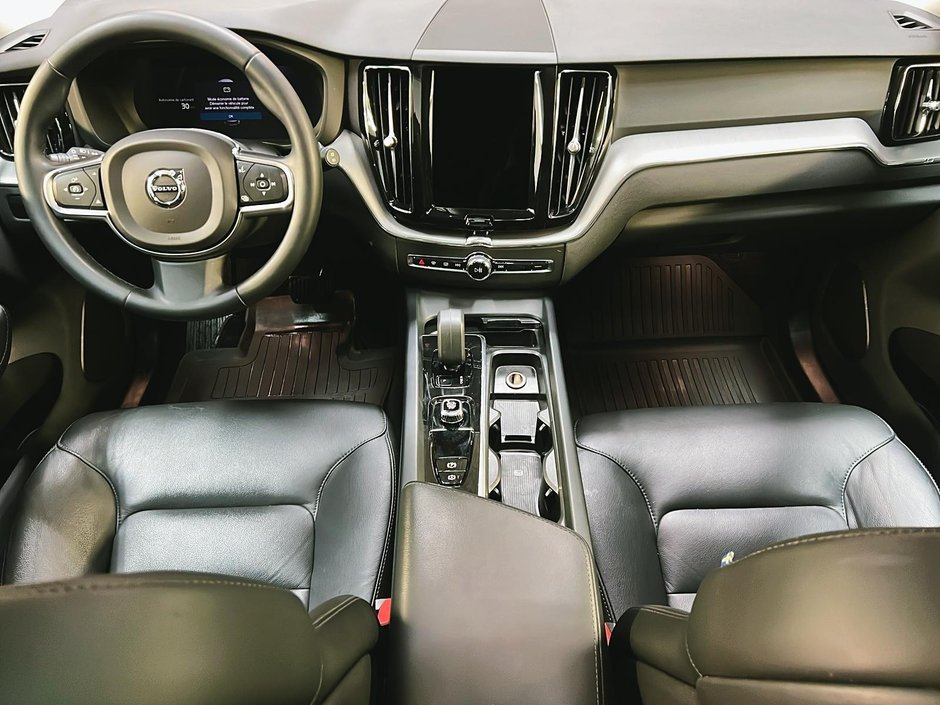 Volvo XC60 B6 CORE CUIR TOIT PANO NAV 4RM 2023-11