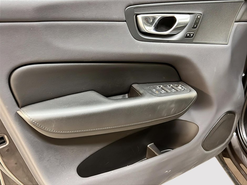 Volvo XC60 B6 CORE CUIR TOIT PANO NAV 4RM 2023-25