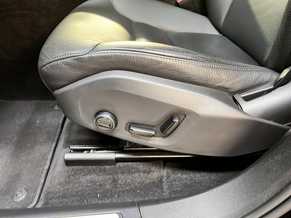 Volvo XC60 B5 PLUS DARK CUIR TOIT PANO NAV 4RM 2024-25