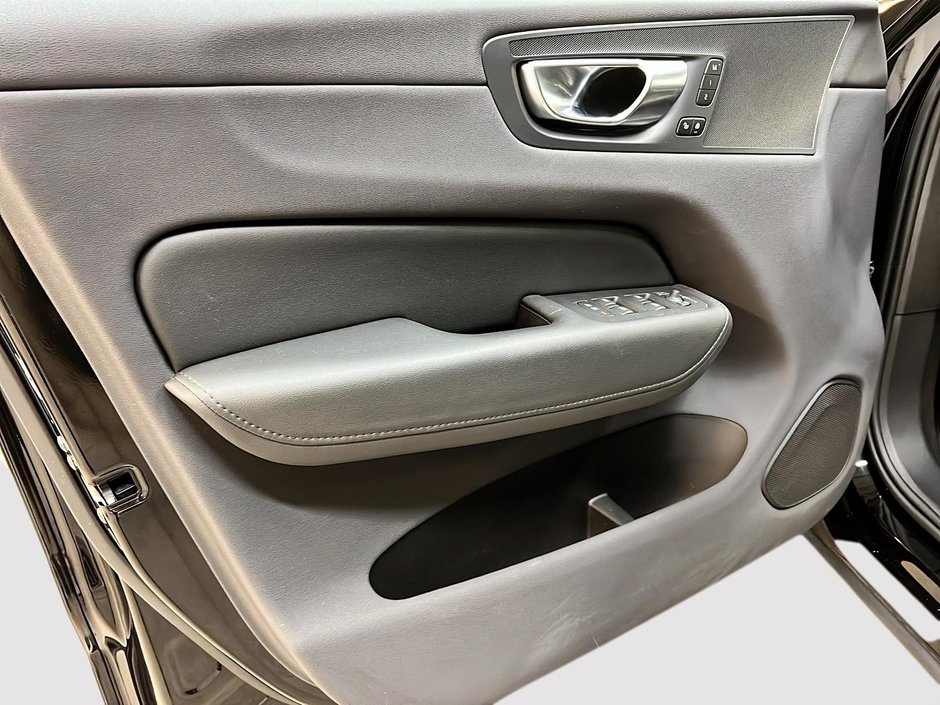 Volvo XC60 B5 PLUS DARK CUIR TOIT PANO NAV 4RM 2024-24