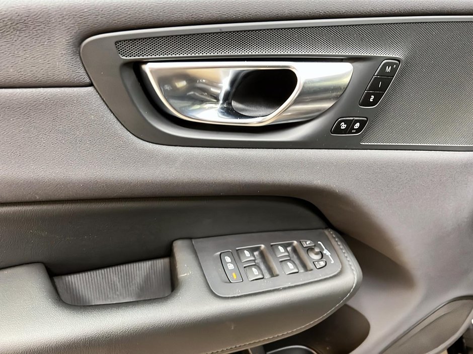 Volvo XC60 B5 PLUS DARK CUIR TOIT PANO NAV 4RM 2024-23