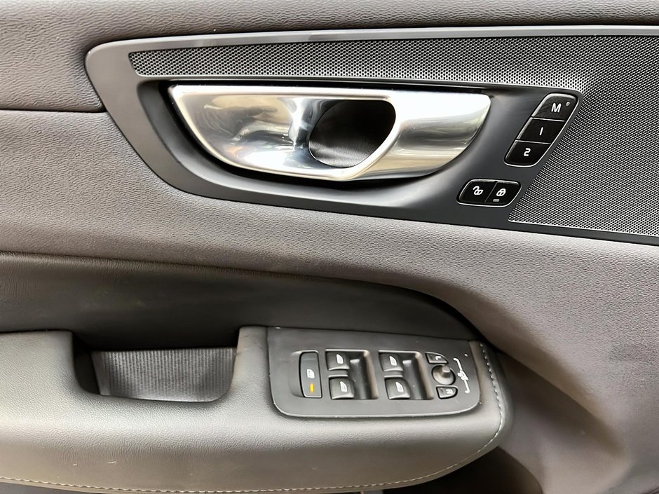 Volvo XC60 B5 CORE CUIR TOIT PANO NAV 4RM 2024-24