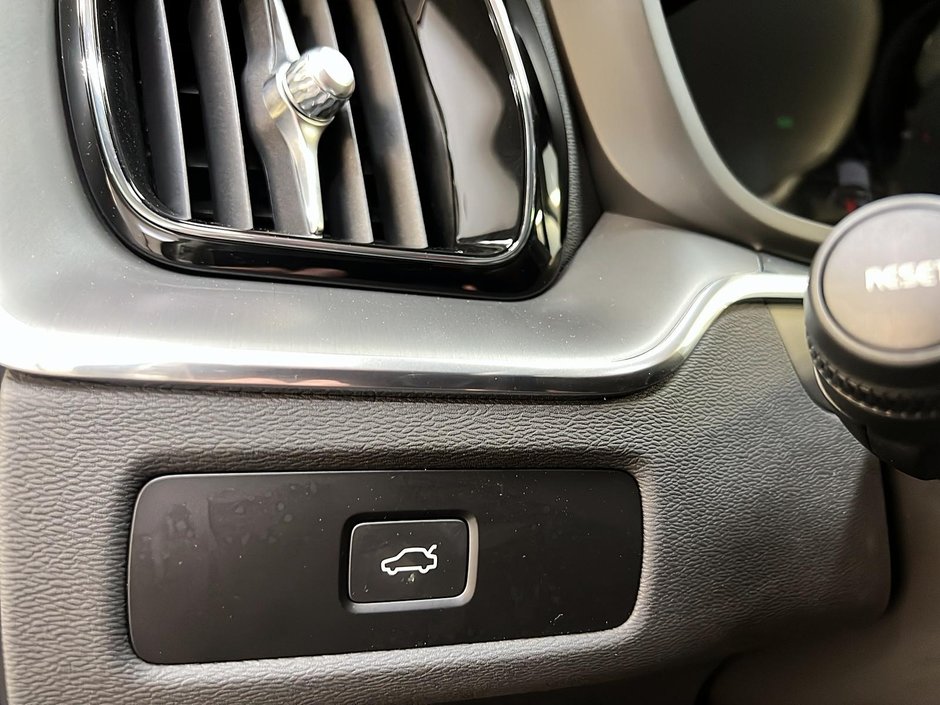 Volvo XC60 B5 CORE CUIR TOIT PANO NAV 4RM 2024-23