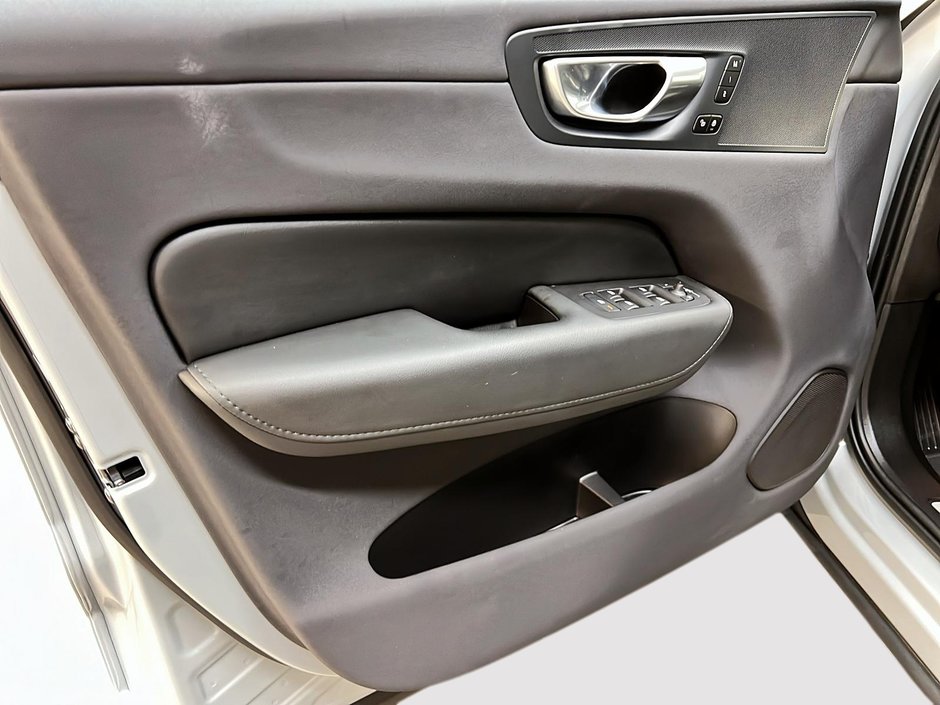 Volvo XC60 B5 CORE CUIR TOIT PANO NAV 4RM 2024-25