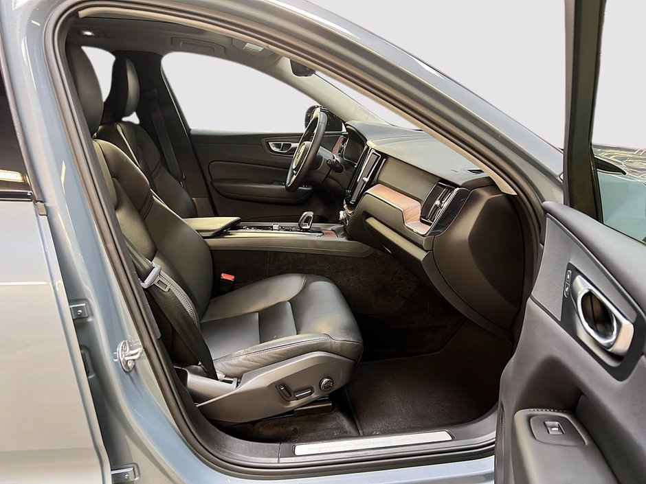 Volvo XC60 T8 RECHARGE PLUS CUIR TOIT PANO NAV 4RM 2024-7