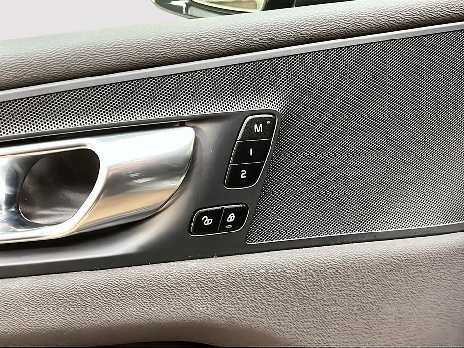 Volvo XC60 T8 RECHARGE PLUS CUIR TOIT PANO NAV 4RM 2024-24