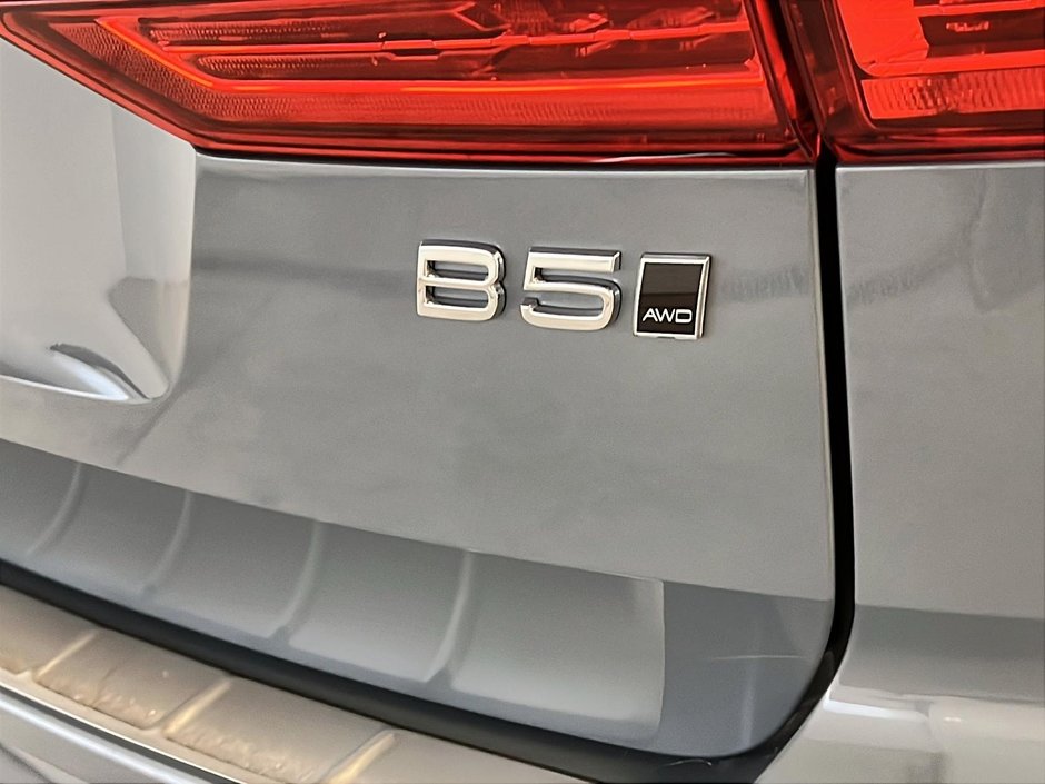 Volvo XC60 B5 PLUS DARK CUIR TOIT PANO NAV 4RM 2024-30