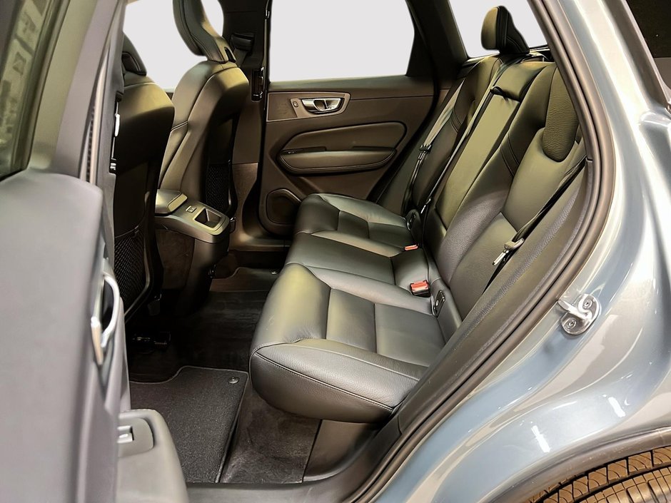 Volvo XC60 B5 PLUS DARK CUIR TOIT PANO NAV 4RM 2024-8