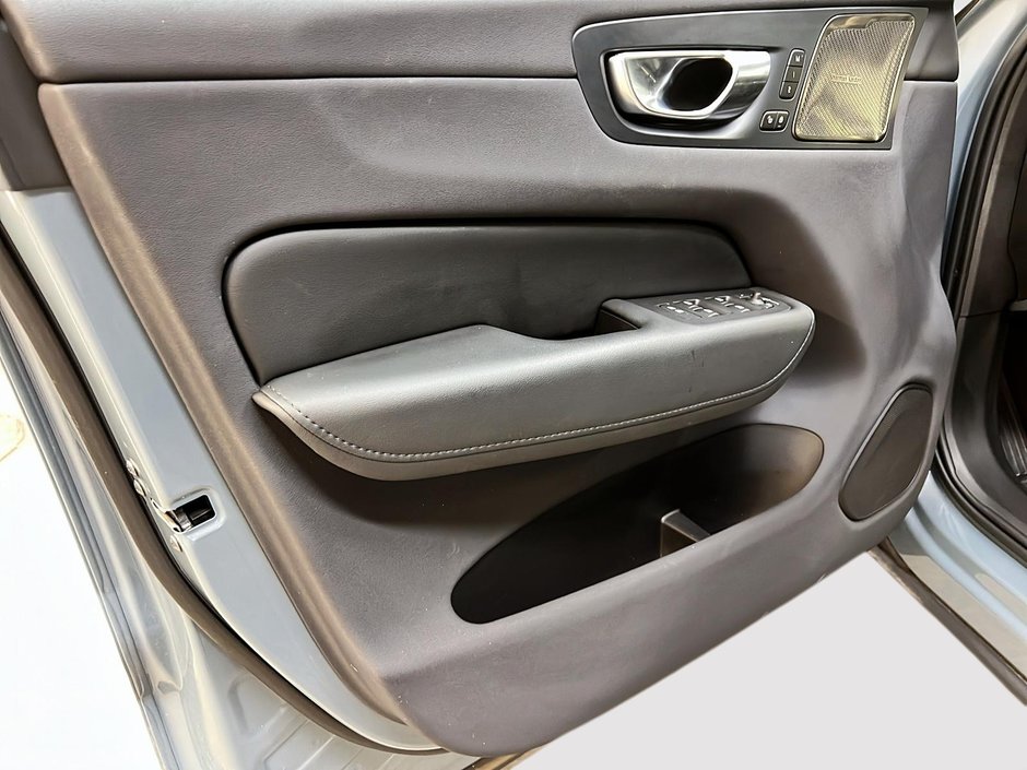 Volvo XC60 B5 PLUS DARK CUIR TOIT PANO NAV 4RM 2024-25