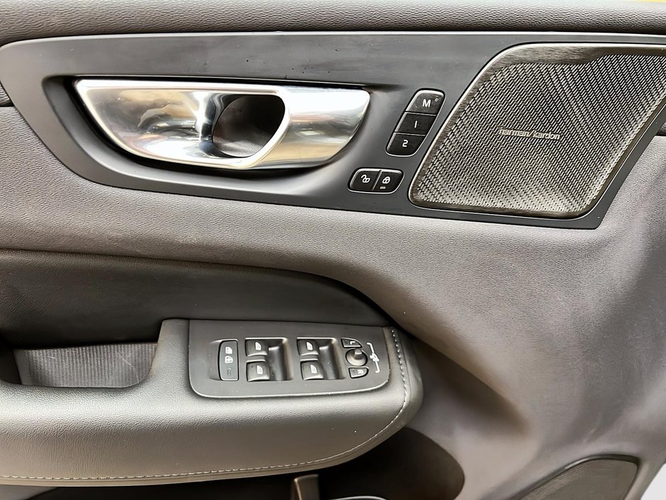 Volvo XC60 B5 PLUS DARK CUIR TOIT PANO NAV 4RM 2024-24