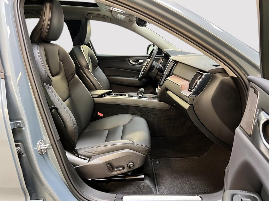Volvo XC60 B5 PLUS DARK CUIR TOIT PANO NAV 4RM 2024-7