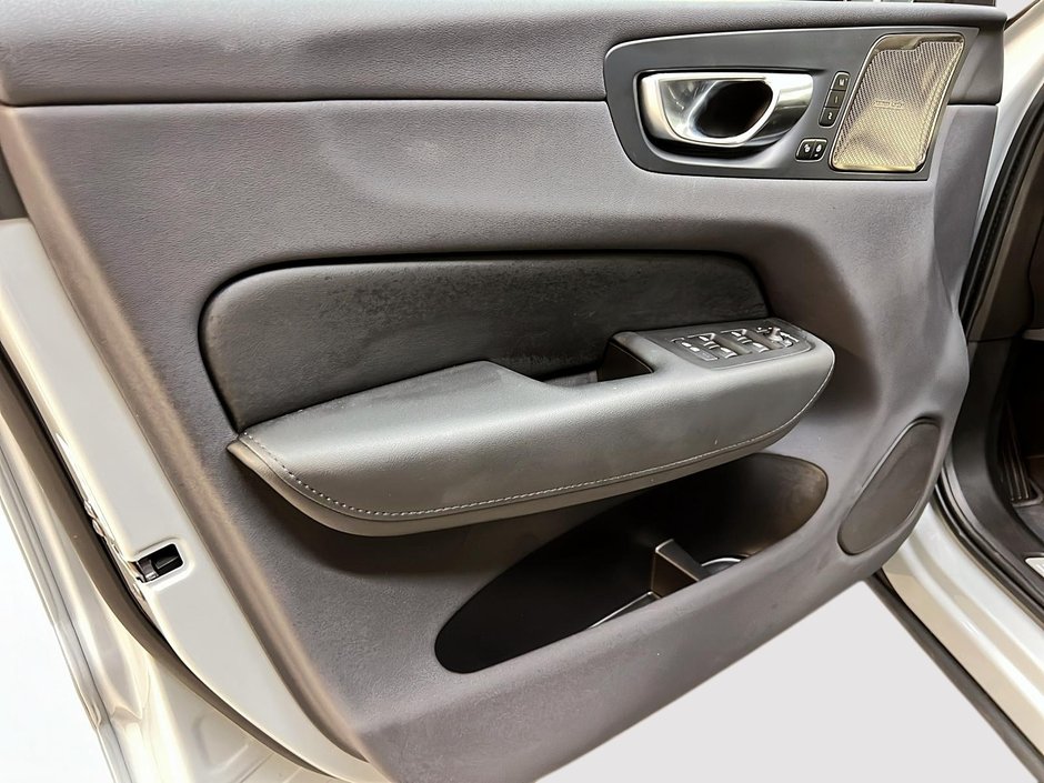 Volvo XC60 B5 PLUS CUIR TOIT PANO NAV 4RM 2024-25