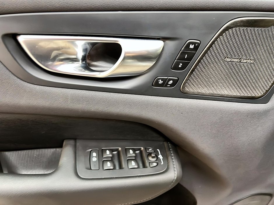 Volvo XC60 B5 PLUS CUIR TOIT PANO NAV 4RM 2024-24