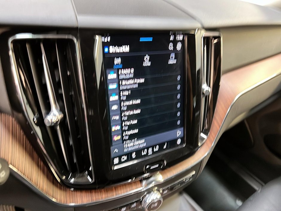 Volvo XC60 B5 PLUS DARK CUIR TOIT PANO NAV 4RM 2024-17