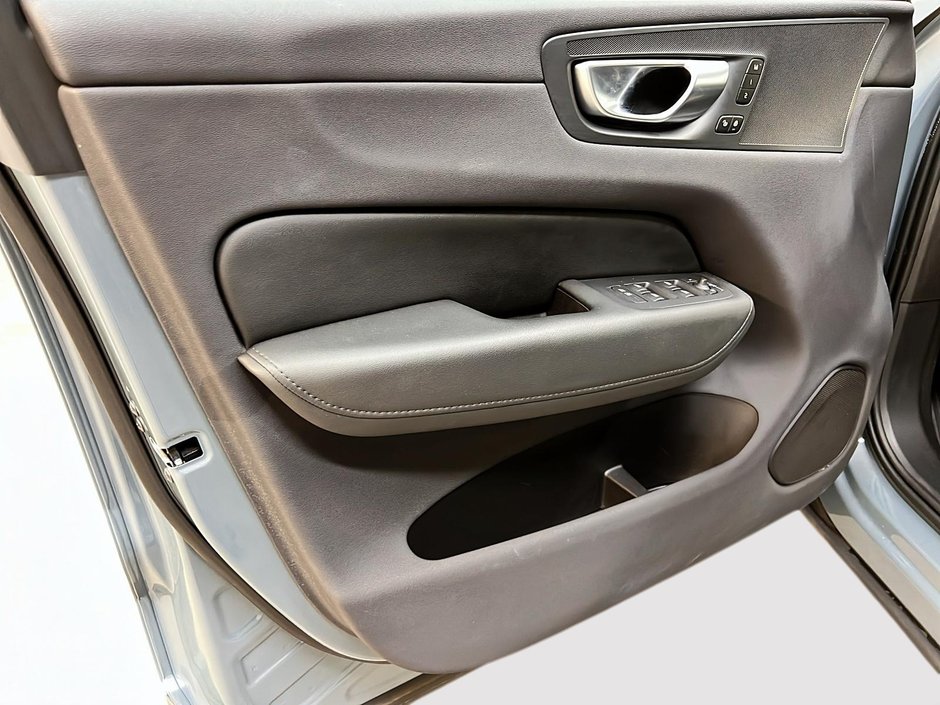 Volvo XC60 B5 PLUS DARK CUIR TOIT PANO NAV 4RM 2024-25