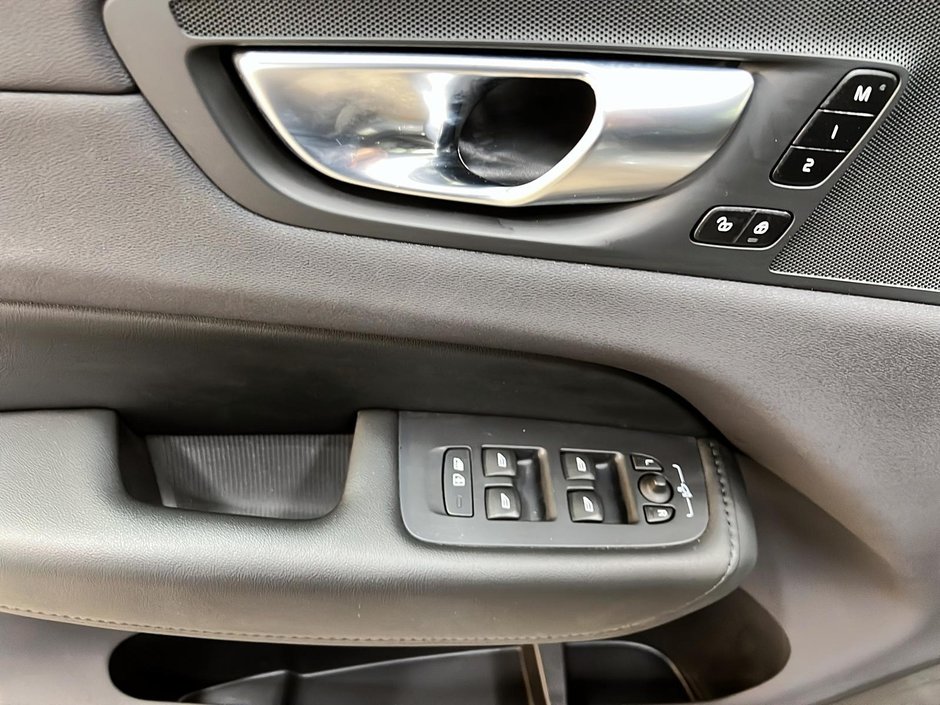 Volvo XC60 B5 PLUS DARK CUIR TOIT PANO NAV 4RM 2024-24