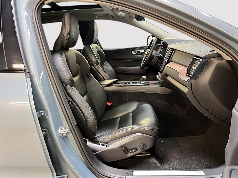 Volvo XC60 B5 PLUS DARK CUIR TOIT PANO NAV 4RM 2024-7