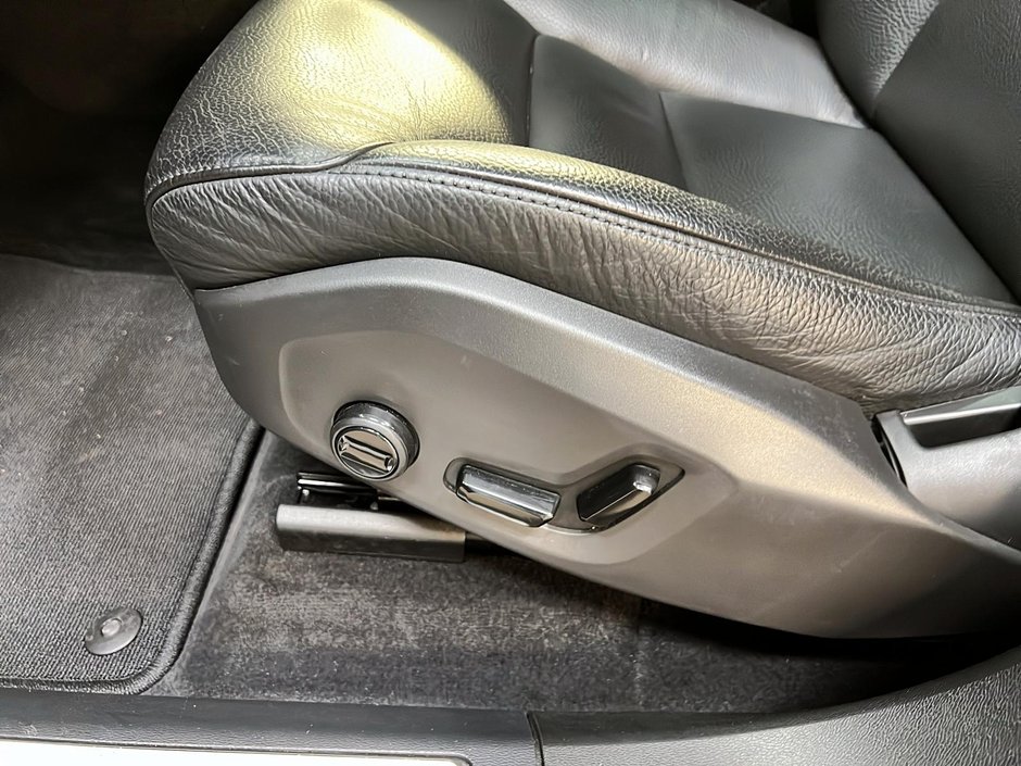 Volvo XC60 B5 PLUS DARK CUIR TOIT PANO NAV 4RM 2024-26