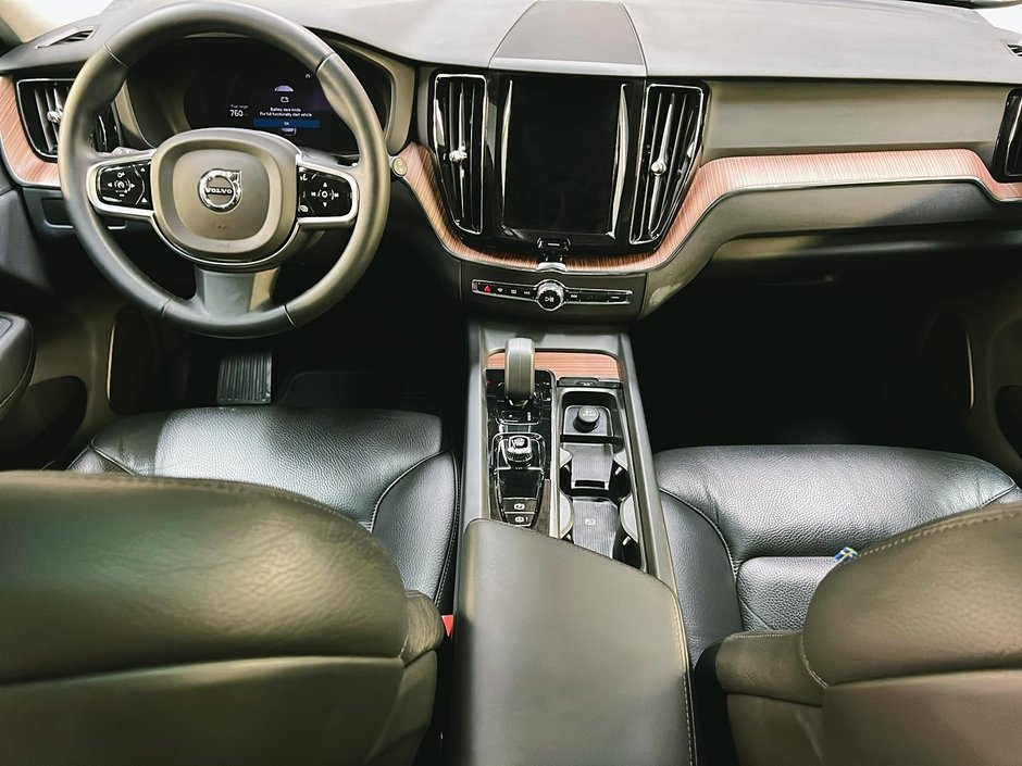 Volvo XC60 B5 PLUS DARK CUIR TOIT PANO NAV 4RM 2024-11