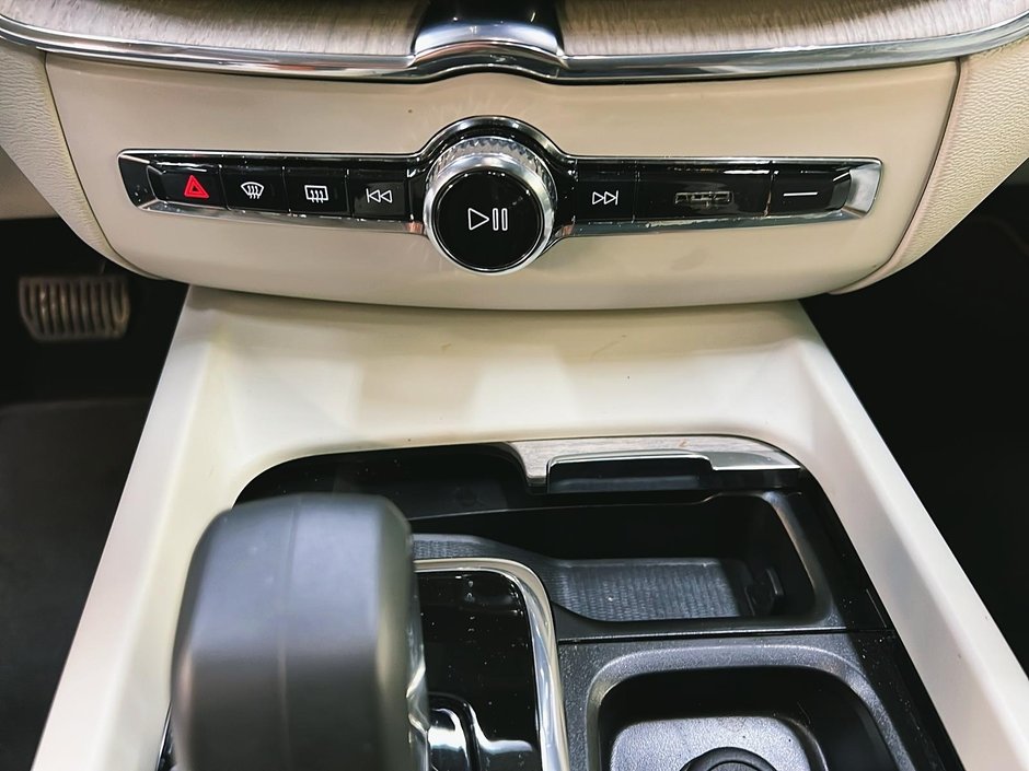 Volvo XC60 T8 RECHARGE PLUS CUIR TOIT PANO 4RM 2024-17