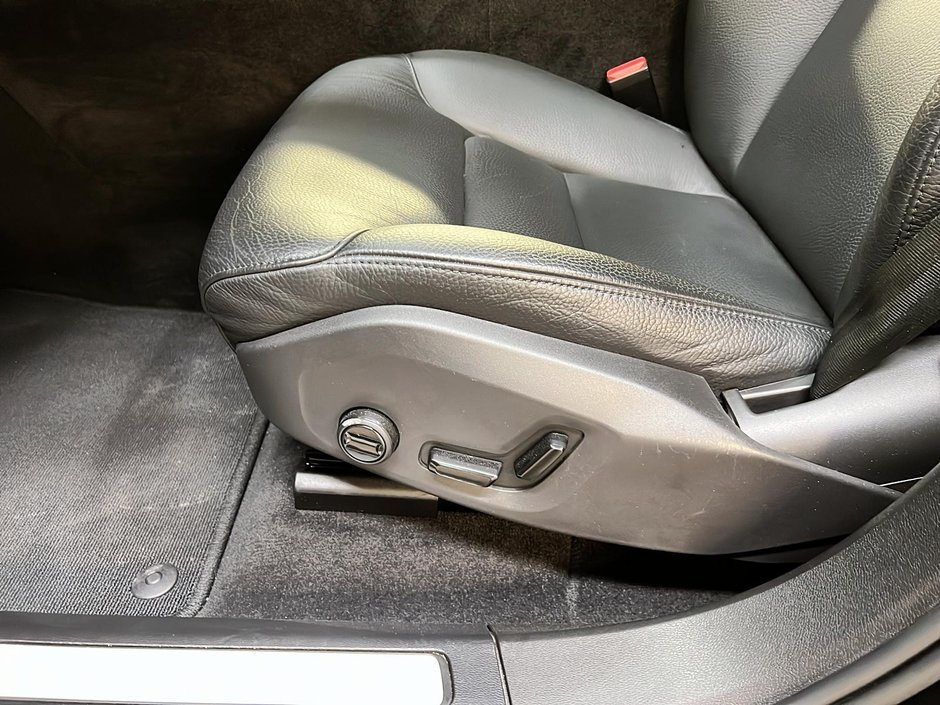 Volvo XC60 B5 PLUS DARK CUIR TOIT PANO NAV 4RM 2024-26