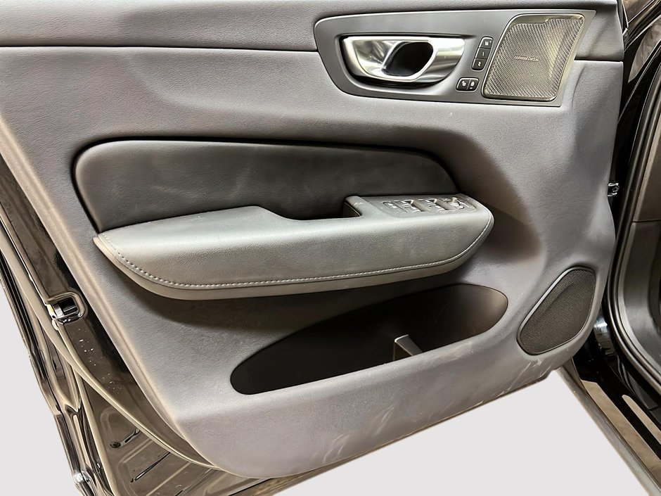 Volvo XC60 B5 PLUS DARK CUIR TOIT PANO NAV 4RM 2024-25