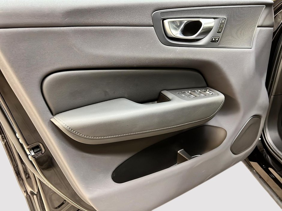 Volvo XC60 B5 CORE CUIR TOIT NAV 4RM 2025-25