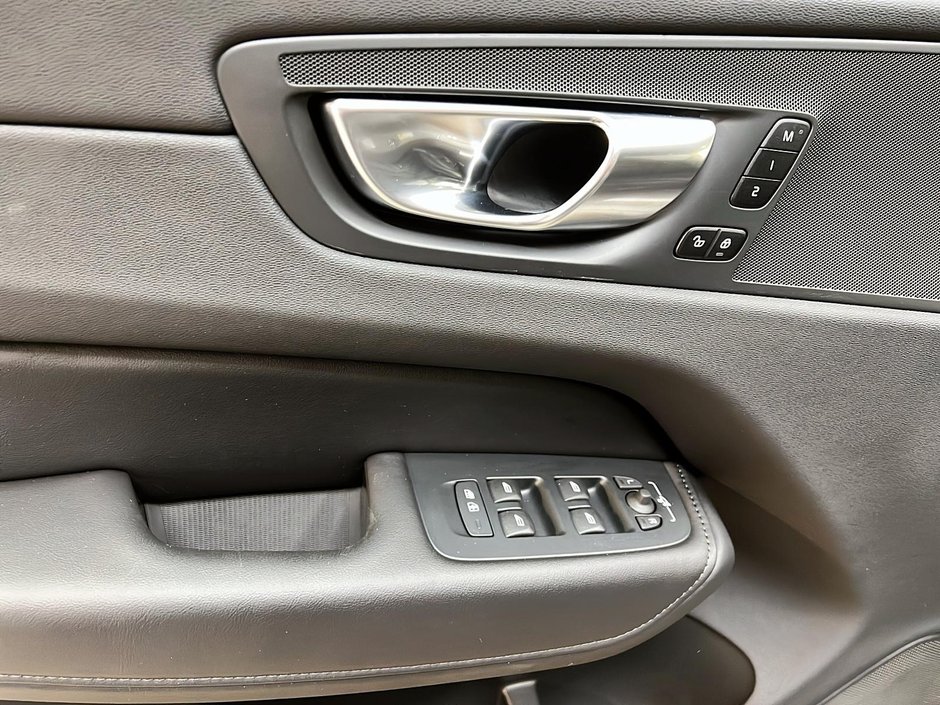 Volvo XC60 B5 PLUS CUIR TOIT PANO NAV 4RM 2025-24