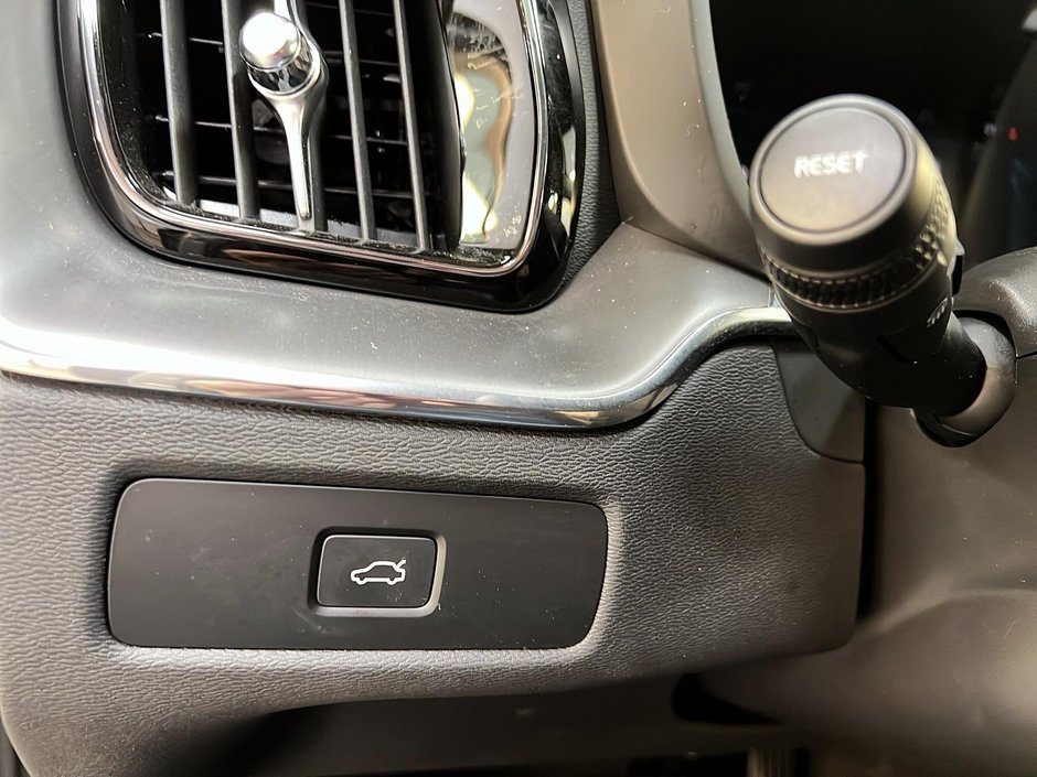 Volvo XC60 B5 CORE CUIR TOIT PANO NAV 4RM 2025-23