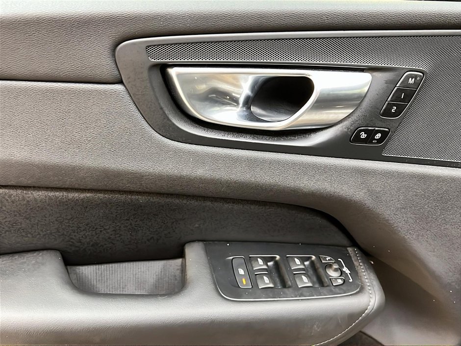 Volvo XC60 B5 CORE CUIR TOIT PANO NAV 4RM 2025-24