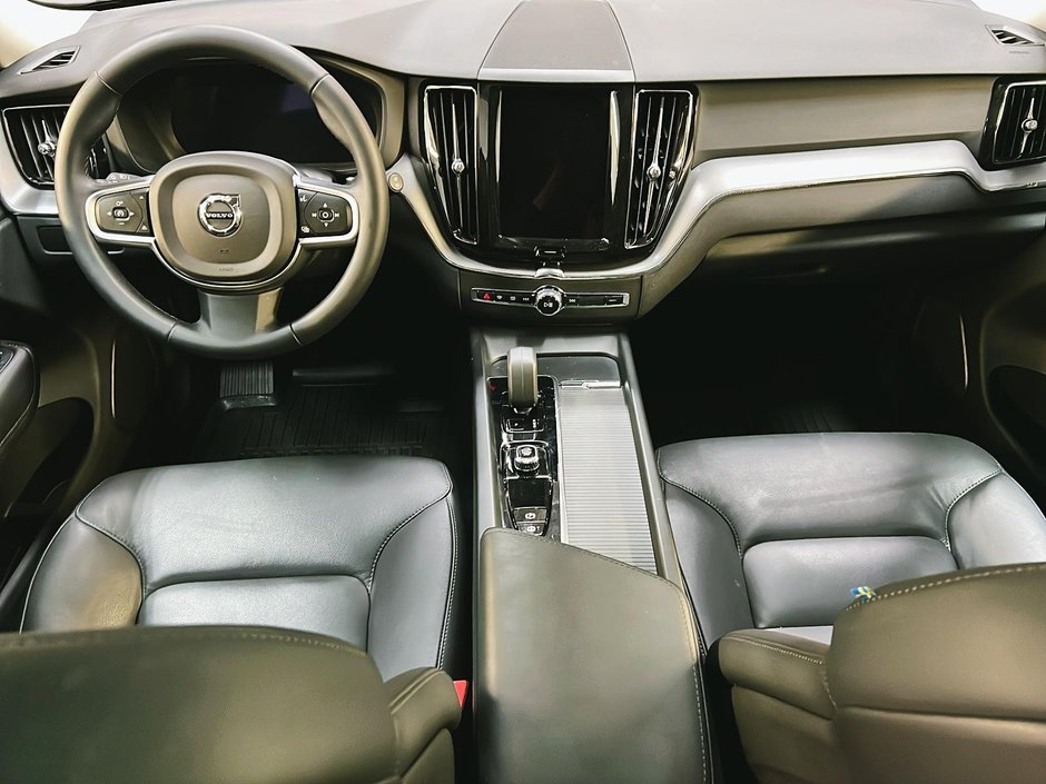 Volvo XC60 B5 CORE CUIR TOIT PANO NAV 4RM 2025-11