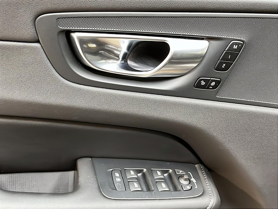 Volvo XC60 B5 PLUS CUIR TOIT PANO NAV 4RM 2025-23