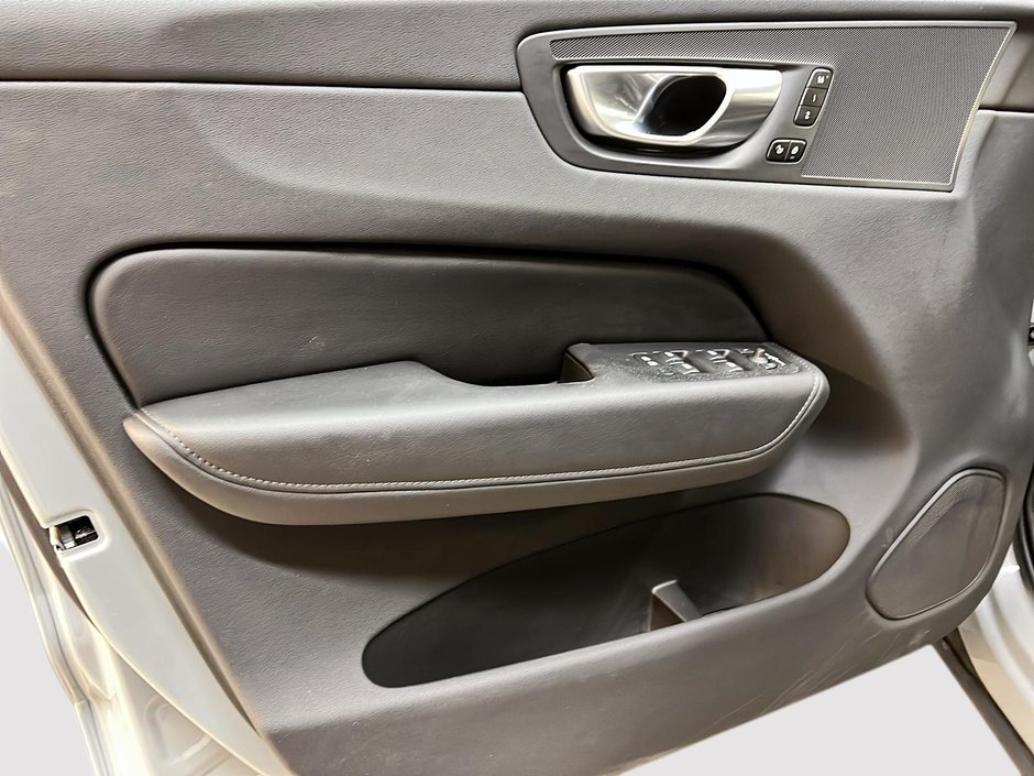 2025 Volvo XC60 B5 PLUS CUIR TOIT PANO NAV 4RM-24