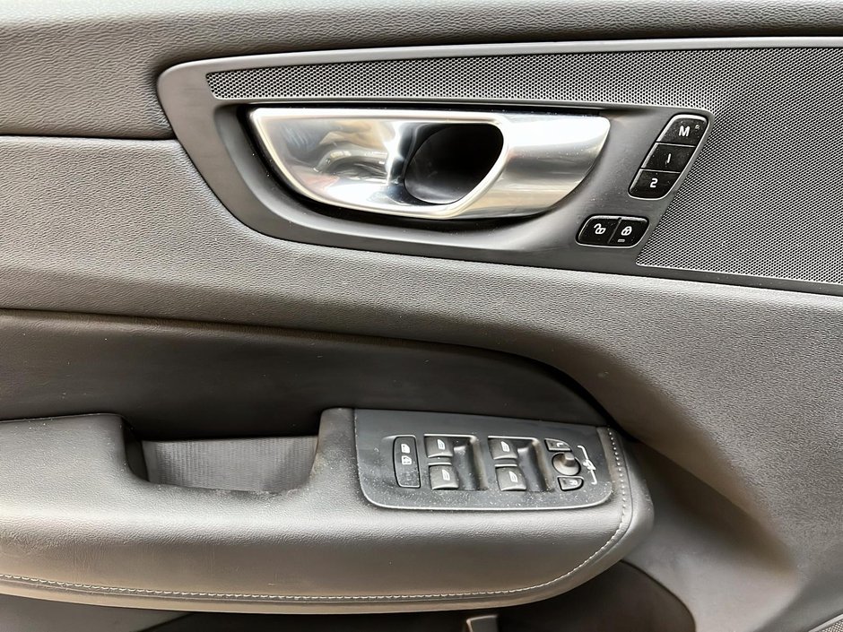 2025 Volvo XC60 B5 PLUS CUIR TOIT PANO NAV 4RM-23
