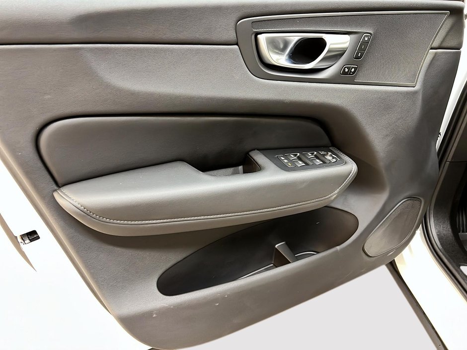 2025 Volvo XC60 B5 PLUS CUIR TOIT PANO NAV 4RM-25