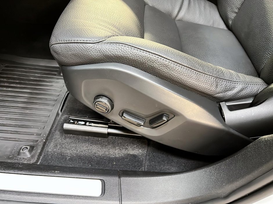 2025 Volvo XC60 B5 PLUS CUIR TOIT PANO NAV 4RM-26