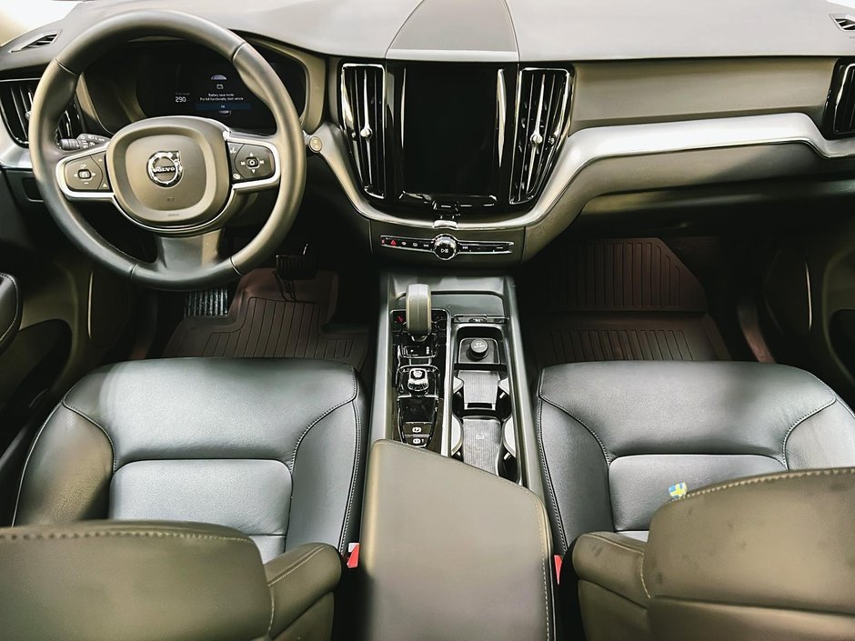 2025 Volvo XC60 B5 CORE CUIR TOIT PANO NAV 4RM-11